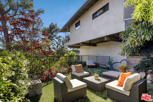 3307 Deronda Drive, Los Angeles CA: https://media.crmls.org/mediaz/3b265c69-57d8-4c4a-af75-2ecf44fd152e.jpg