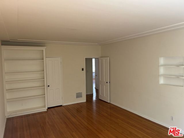 244 S Lasky Drive, Beverly Hills CA: https://media.crmls.org/mediaz/3b267c67-f9e8-43df-94ea-f6bfc1bb3101.jpg