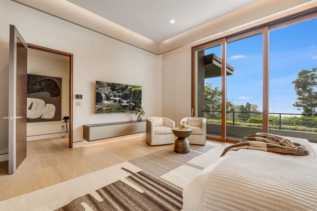 8070 La Jolla Scenic Dr N, La Jolla CA: https://media.crmls.org/mediaz/3b288908-87bd-4ed0-96b5-d4368ed09fdf.jpg