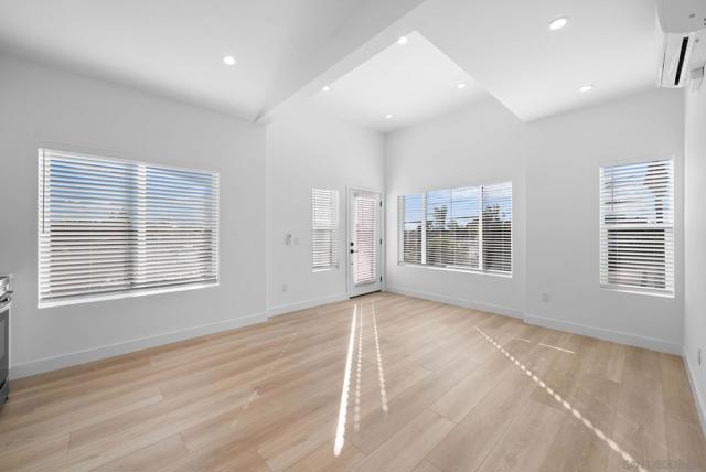 Image 5 of 26 For 322 Pardee St