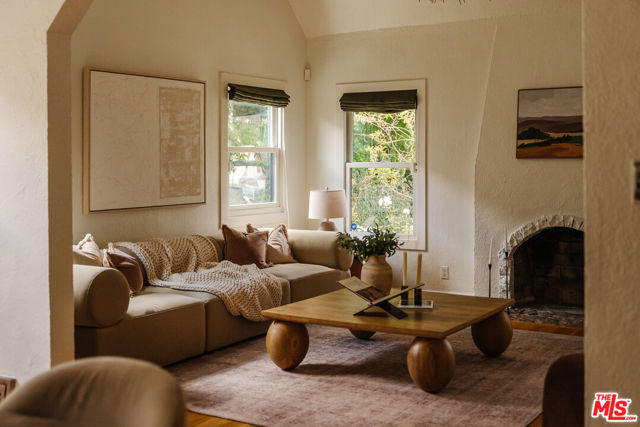 3707 Glenfeliz Boulevard, Los Angeles CA: https://media.crmls.org/mediaz/3b2987f2-2e18-485c-824f-fd14bd12f9e8.jpg