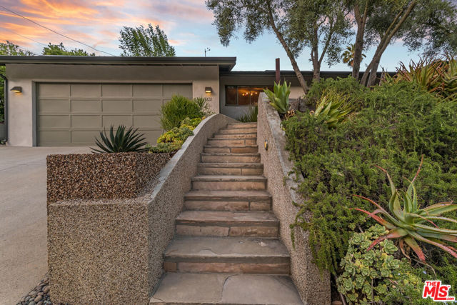 8631 Allenwood Road, Los Angeles CA: https://media.crmls.org/mediaz/3b2abc90-e6e5-4814-a3d4-b76391082fd4.jpg