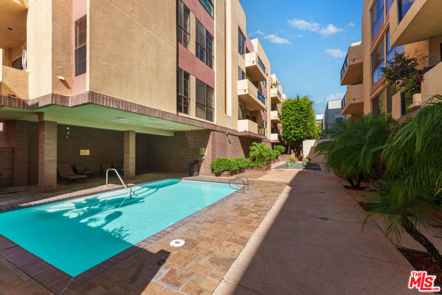 235 S Tower Drive, Beverly Hills CA: https://media.crmls.org/mediaz/3b2b1459-e0e6-49c2-b510-c84a779bfc13.jpg