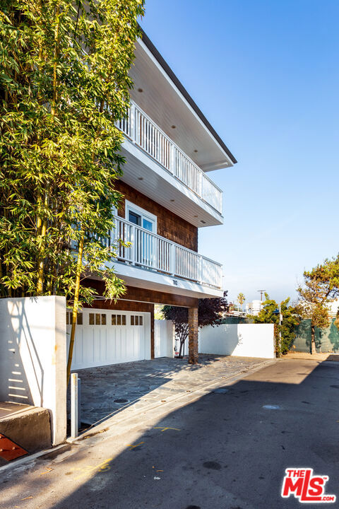702 Pacific Ave., Venice CA: https://media.crmls.org/mediaz/3b2b426a-3848-48f7-b2c0-77bf924db244.jpg