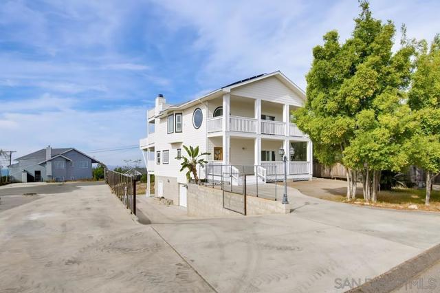 131 Scenic Dr, El Cajon CA: https://media.crmls.org/mediaz/3b2ba490-9bc4-4203-9019-db8a064e7612.jpg