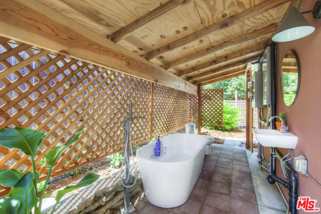 4989 Vincent Avenue, Los Angeles CA: https://media.crmls.org/mediaz/3b2bffd9-bac5-4a8a-bd66-7f35cca1913d.jpg