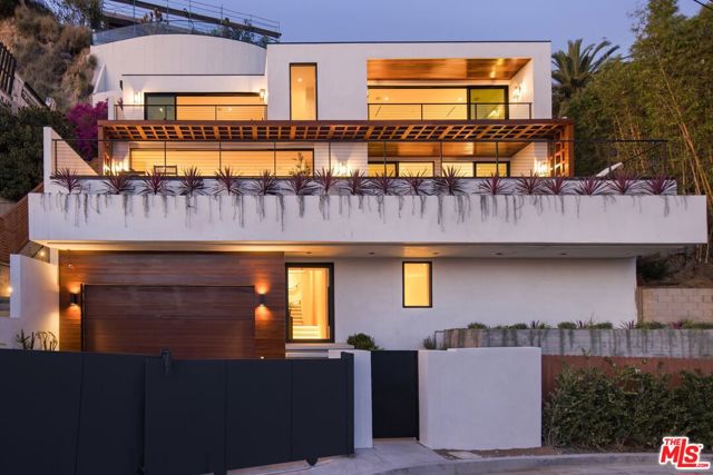 1525 Marlay Drive, Los Angeles CA: https://media.crmls.org/mediaz/3b2c21ef-0fb9-4969-8eda-28d6b6452a6e.jpg