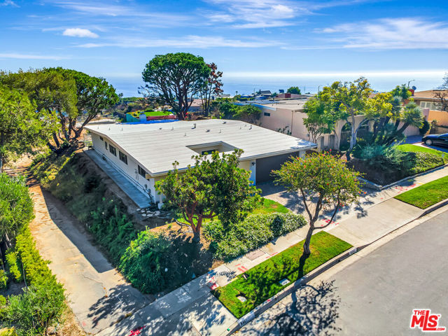 3444 Cloudcroft Drive, Malibu CA: https://media.crmls.org/mediaz/3b2c2f15-b282-492b-98d0-976034590133.jpg