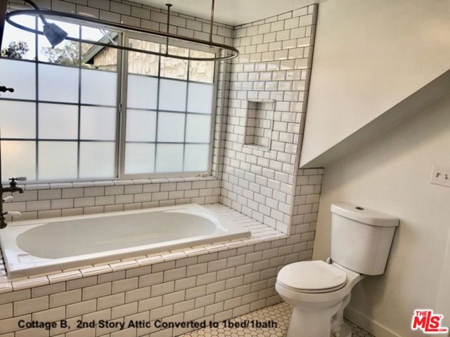 421 Grand Boulevard, Venice CA: https://media.crmls.org/mediaz/3b2c76b9-ee6c-469a-8e1a-6576f236cc12.jpg