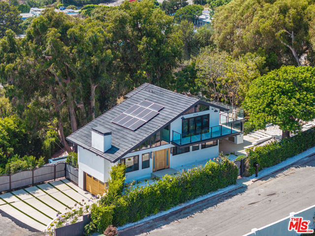 3525 Coast View Drive, Malibu CA: https://media.crmls.org/mediaz/3b2cb731-f1e5-46d7-8e44-5c6510a4f479.jpg