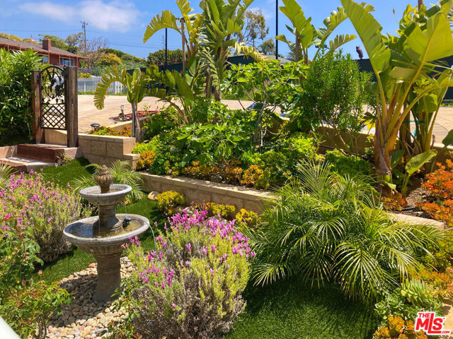 5787 Calpine Drive, Malibu CA: https://media.crmls.org/mediaz/3b2d1bef-42ef-430f-b25c-58d3e336e461.jpg