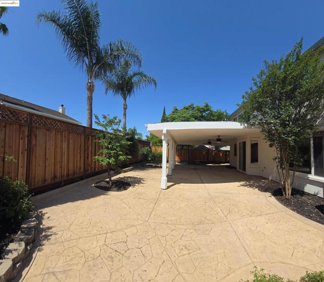 988 Chamomile Ln, Brentwood CA: https://media.crmls.org/mediaz/3b2da5f6-cf66-49cb-ad57-37bb872f3f6e.jpg