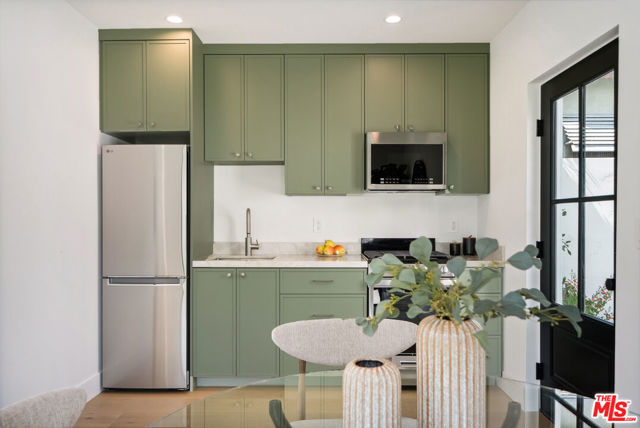 4949 Sancola Avenue, Toluca Lake CA: https://media.crmls.org/mediaz/3b2eeed1-50be-4583-89aa-904353baebcd.jpg