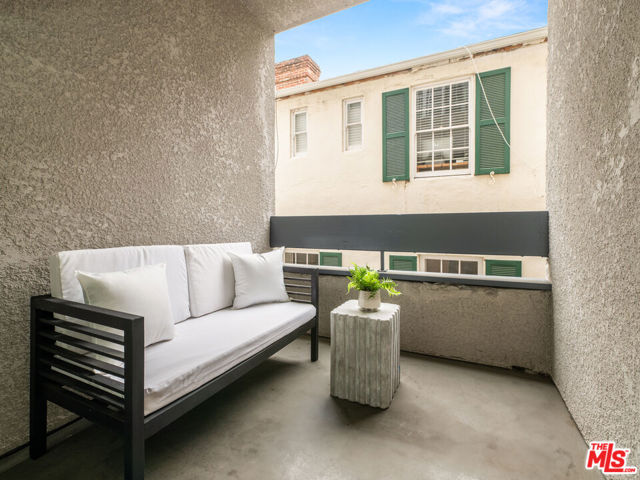 10627 Ashton Avenue, Los Angeles CA: https://media.crmls.org/mediaz/3b3028d7-3dea-43d3-aae4-706ad5847e5b.jpg