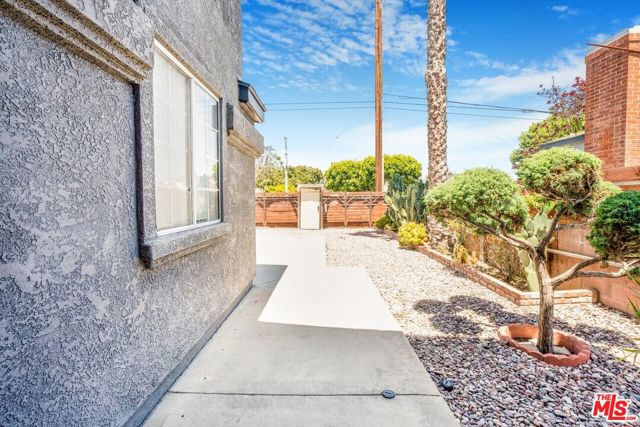 2481 S Bundy Drive, Los Angeles CA: https://media.crmls.org/mediaz/3b3067ec-b3a5-4fea-9704-82242fe1dec6.jpg