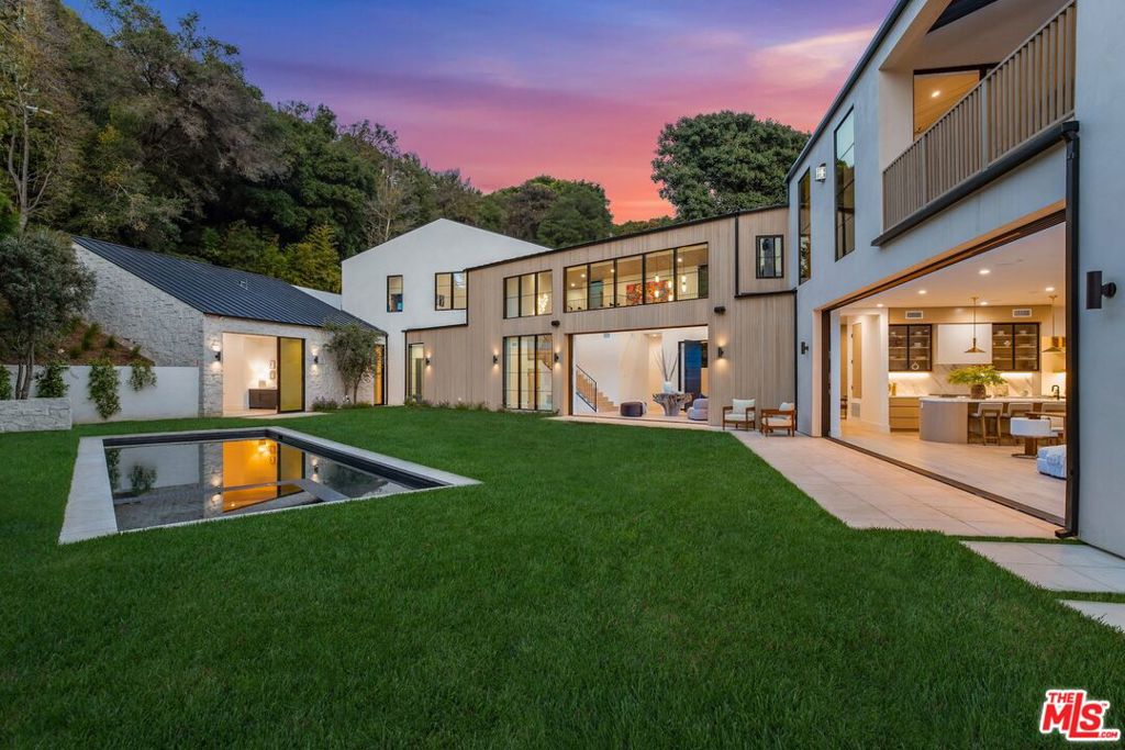 1749 Mandeville Lane