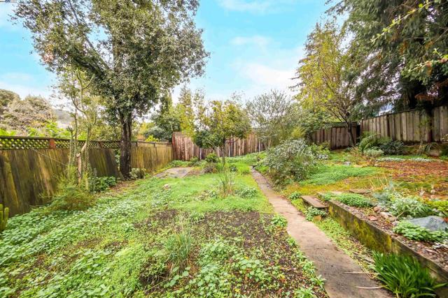 3908 Archmont Pl, Oakland CA: https://media.crmls.org/mediaz/3b327085-278b-407e-a311-d348d1077e07.jpg
