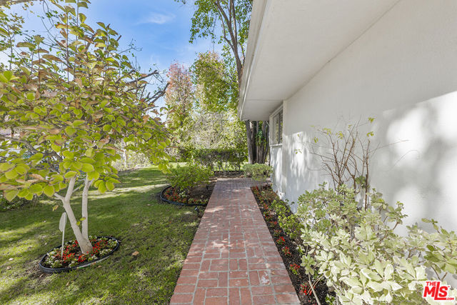 24041 Mariano Street photo 2