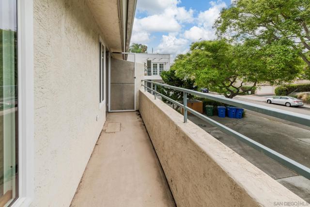 2544 Navarra Dr, Carlsbad CA: https://media.crmls.org/mediaz/3b32d7c9-2aab-4660-b91c-12545ffe8c26.jpg