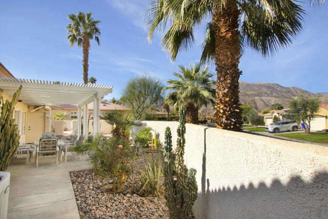5 Novato Terrace, Rancho Mirage CA: https://media.crmls.org/mediaz/3b32e354-545e-401e-8149-9d2a15b79e0f.jpg