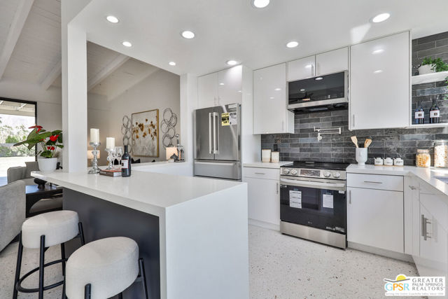 833 N Calle De Flora Vista, Palm Springs CA: https://media.crmls.org/mediaz/3b32f081-7ee9-4cd2-a4b6-8fd4be67ad4f.jpg