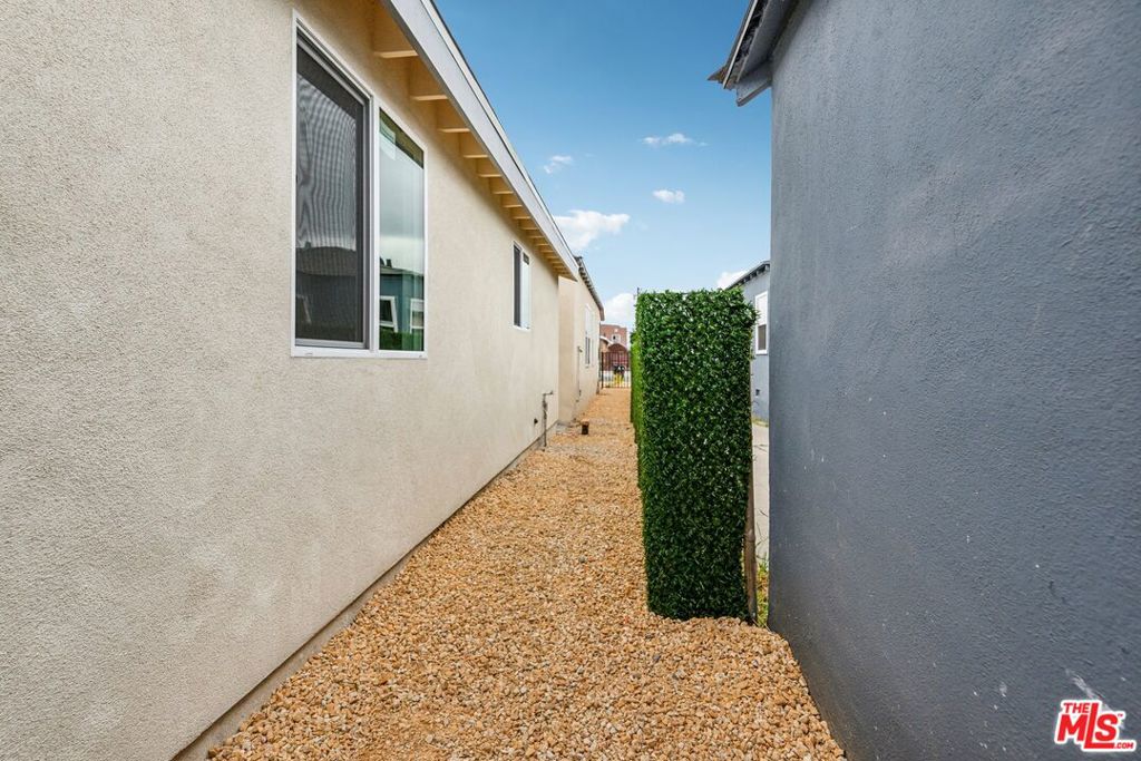 https://media.crmls.org/mediaz/3b3547e1-227a-4fd6-8e25-812e7590d30c.jpg?preset=X-Large