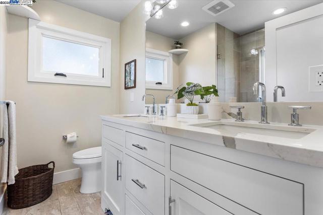 1002 Middle Ave, Menlo Park CA: https://media.crmls.org/mediaz/3b379b2e-52da-4b92-860c-11f2ebd311e8.jpg