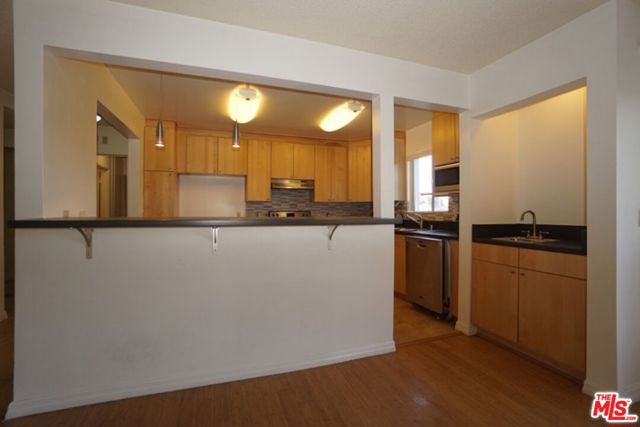 1033 6TH Street, Santa Monica CA: https://media.crmls.org/mediaz/3b38b5c0-05f6-4709-a30e-0ce780481b6f.jpg