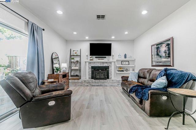 4533 Santa Cruz Ct, Fremont CA: https://media.crmls.org/mediaz/3b3903a9-ff28-4f3f-b5e2-25f40c7e2674.jpg