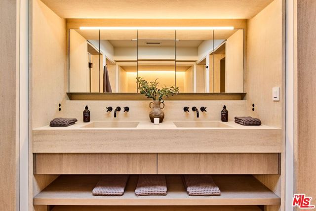 23515 Malibu Colony Road, Malibu CA: https://media.crmls.org/mediaz/3b391e07-2818-4ba6-89d9-bde08747cc1c.jpg