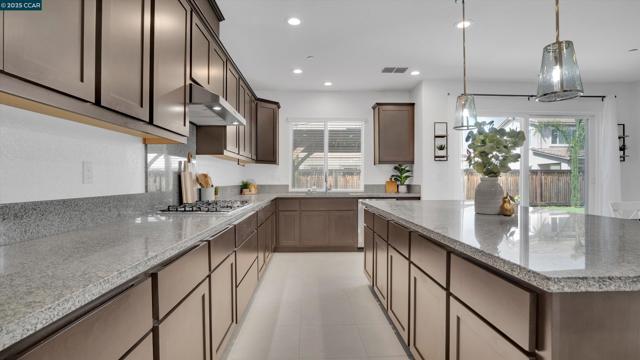719 Jennifer St, Brentwood CA: https://media.crmls.org/mediaz/3b396f7f-171e-4959-bd88-248a6a41946b.jpg