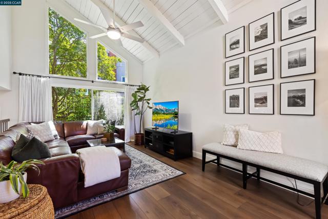 1513 Siskiyou Dr, Walnut Creek CA: https://media.crmls.org/mediaz/3b39ce5e-e4db-47d6-b8ef-8cc7f897e30e.jpg