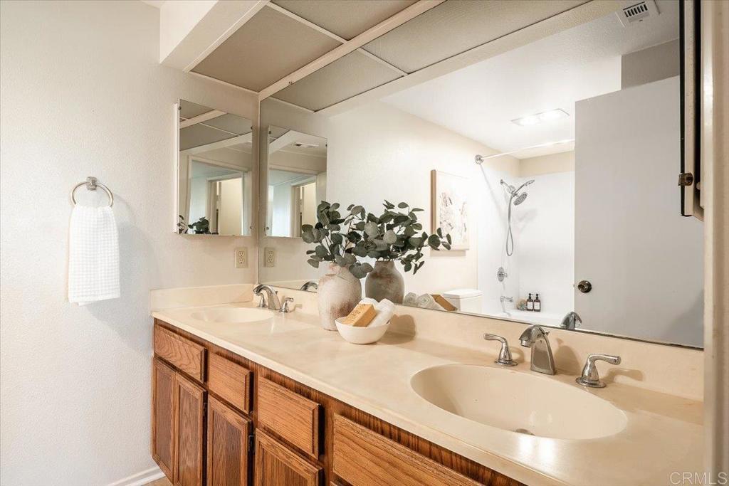 https://media.crmls.org/mediaz/3b3b1690-4c54-4b57-a9be-8d657e757cb9.jpg?preset=X-Large