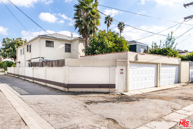 139 N Harper Avenue, Los Angeles CA: https://media.crmls.org/mediaz/3b3b7424-265e-478a-a3c2-7d834c80be84.jpg