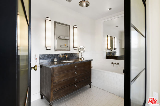 100 S Doheny Drive, Los Angeles CA: https://media.crmls.org/mediaz/3b3b9db1-5488-4f7c-868e-60f1e196701c.jpg