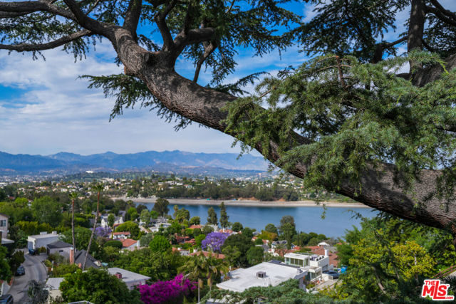 2020 Redcliff Street, Los Angeles CA: https://media.crmls.org/mediaz/3b3d012f-8d10-4cfa-aa0a-3def4fadcc09.jpg