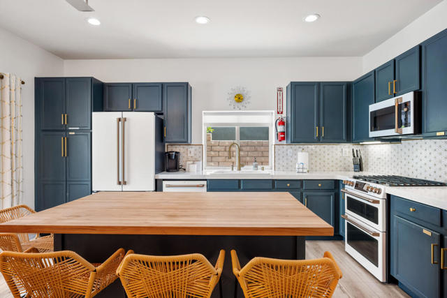 2312 Shannon Way, Palm Springs CA: https://media.crmls.org/mediaz/3b3d1fd6-d95c-4184-a794-df7957e8d5d5.jpg