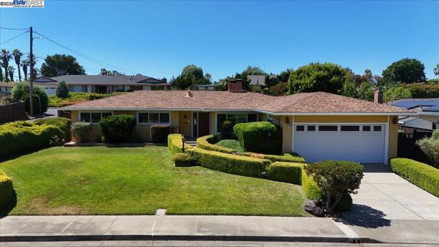 25631 Paul Ct, Hayward CA: https://media.crmls.org/mediaz/3b3d3d0d-3d0e-4d14-a642-489a7798664e.jpg