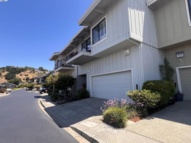 37 Binnacle Hl, Oakland CA: https://media.crmls.org/mediaz/3b3ddeb3-22ba-4c9c-9ba2-331442b2da6b.jpg
