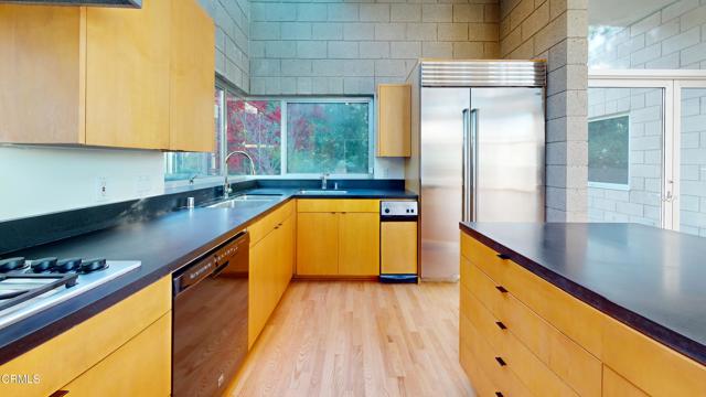 Detail Gallery Image 6 of 20 For 1602 Woodglen Ln, Altadena,  CA 91001 - 3 Beds | 3 Baths