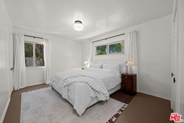 6827 Bianca Avenue, Lake Balboa CA: https://media.crmls.org/mediaz/3b3f4dbd-0ec9-4788-aa31-3ac75c43288f.jpg