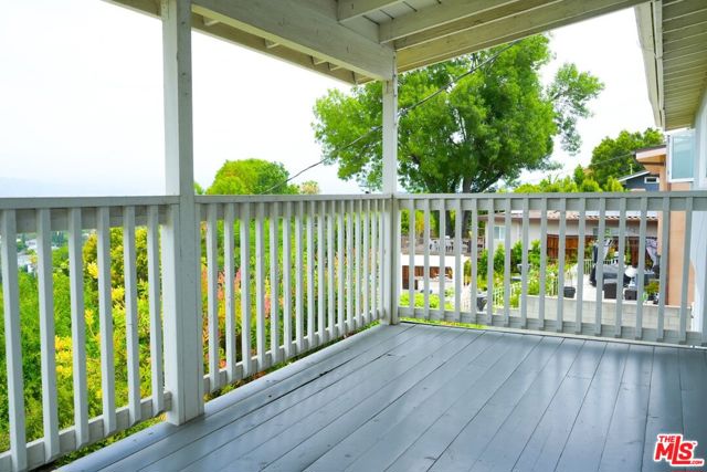22224 Cass Avenue, Woodland Hills CA: https://media.crmls.org/mediaz/3b400965-1d30-48ea-8ad8-5a77ba8f8760.jpg