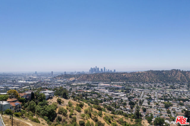 3995 Glenalbyn Drive, Los Angeles CA: https://media.crmls.org/mediaz/3b426687-2226-433f-8a3a-809ea654716d.jpg