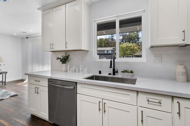 4189 Ogden Dr, Fremont CA: https://media.crmls.org/mediaz/3b42b537-4e96-4d43-b7f2-1731beca4679.jpg