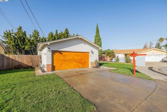 1980 Dayton Ave, San Leandro CA: https://media.crmls.org/mediaz/3b4303fd-97d4-42a7-a417-9ecacace6f60.jpg