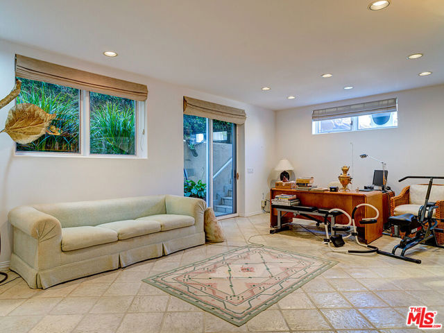 4611 ROMA Court photo 3