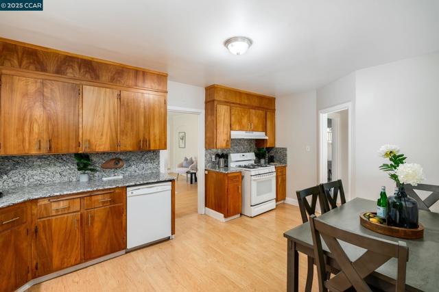 1019 Sir Francis Drake Blvd, San Anselmo CA: https://media.crmls.org/mediaz/3b467081-e6ae-4665-87a0-a10402f2247e.jpg