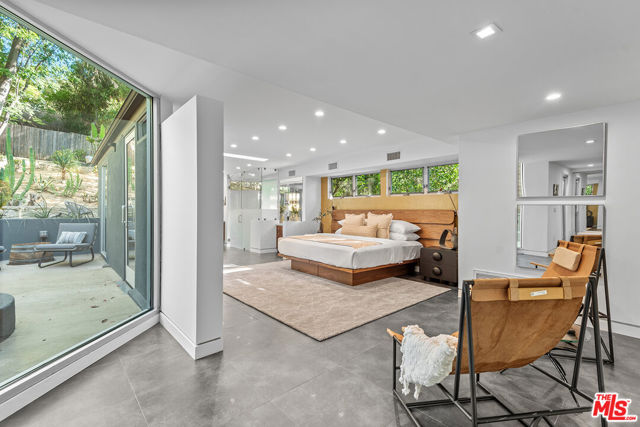 4944 Hood Drive, Woodland Hills CA: https://media.crmls.org/mediaz/3b46932a-7271-499a-8822-f5bfba700b7d.jpg