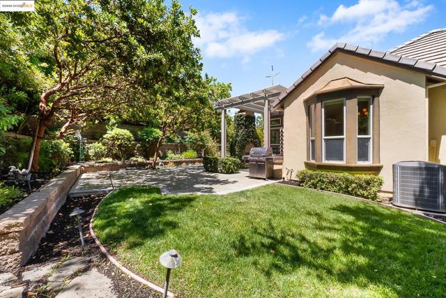 1101 Lafite Ct, Brentwood CA: https://media.crmls.org/mediaz/3b47cf1e-e2bf-4ec1-a5e7-9838a680c153.jpg