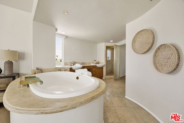 7019 E Seaside Walk, Long Beach CA: https://media.crmls.org/mediaz/3b48fbb1-0985-4c0c-be5a-11c6a29fe1f1.jpg